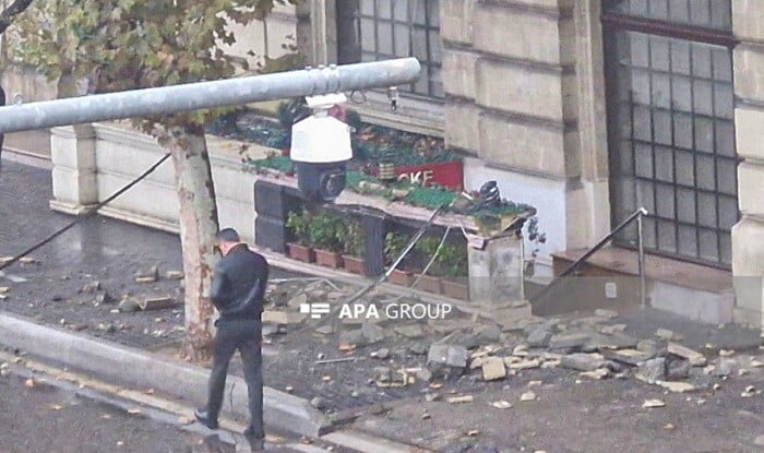 Bakının mərkəzində eyvan uçdu, xəsarət alan var - Video