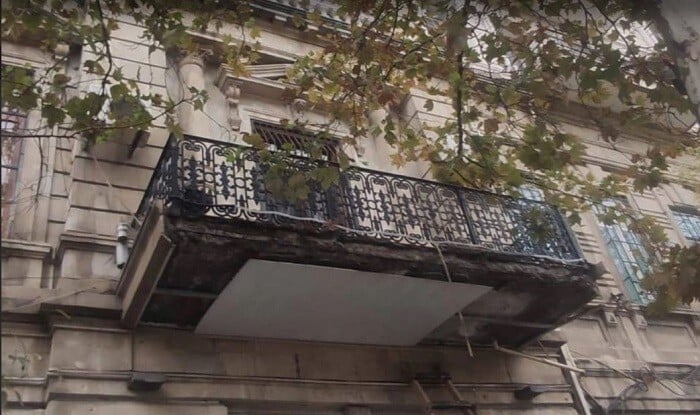 Bakıda tarixi binanın eyvanı niyə uçub? – Rəsmi
