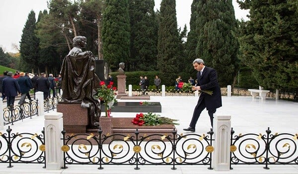 ADY kollektivi Ulu Öndərin məzarını ziyarət etdi - Foto