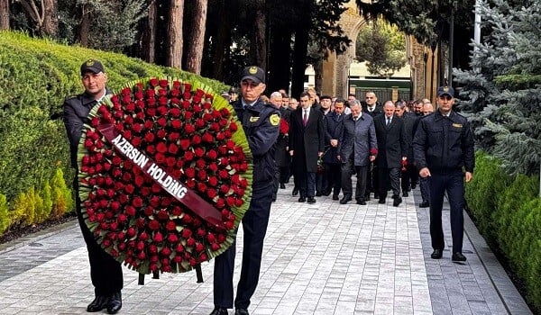 "Azərsun Holdinq"in rəhbər heyəti Ulu Öndərin məzarını ziyarət edib