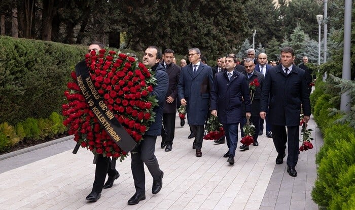 "AzerGold" kollektivi Heydər Əliyevin məzarını ziyarət etdi