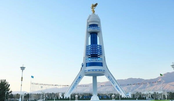 Liderlər Neytrallıq Abidəsinin önünə əklil qoydu - Video