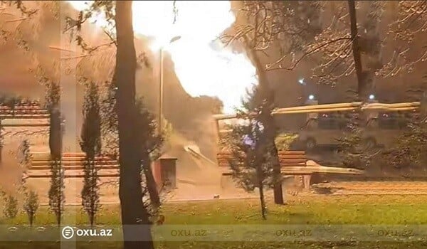 Bakı iki avtomobil qaz borusuna çırpıldı: Yanğın başladı - Foto