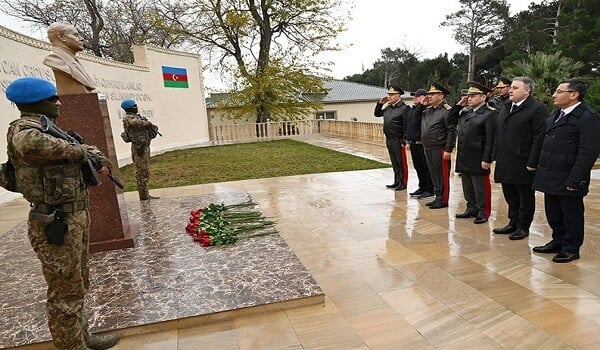 MN rəhbəri özbəkistanlı generallarla hərbi hissədə...