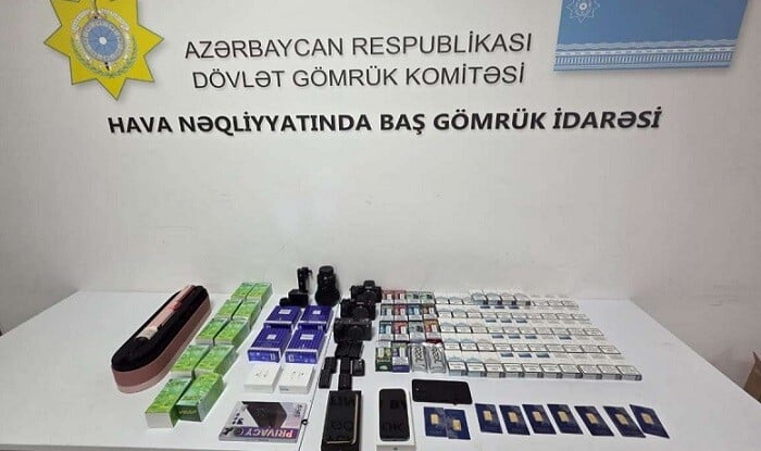 Mobil telefonda gizlədilmiş qızıl külçələr aşkarlandı