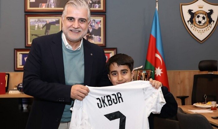 Tahir Gözəl sığınacaqdakı uşağa forma hədiyyə etdi