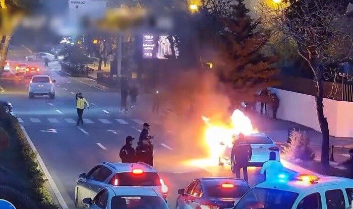 Bakıda maşın yandı, polis müdaxilə etdi - Anbaan video