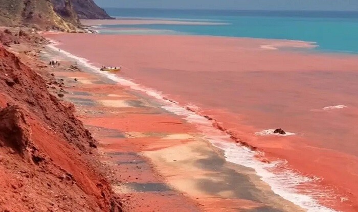 Hörmüzdə dəniz qan rənginə boyandi - Video