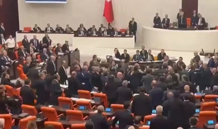 Türkiyə millət vəkilləri dava etdilər - Video