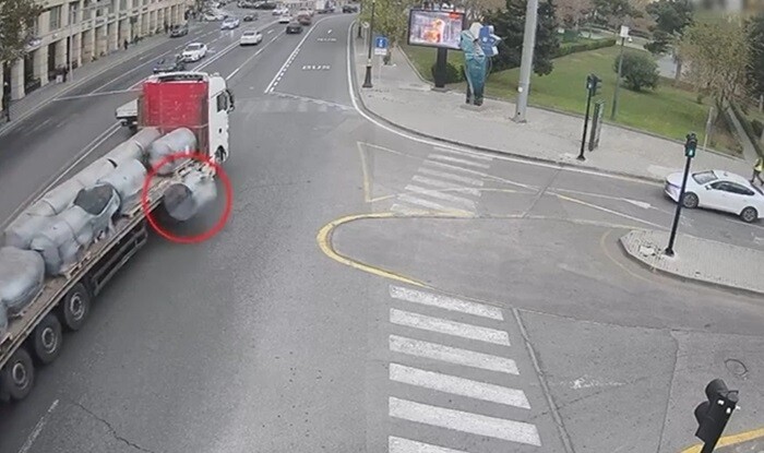 Bakıda hərəkətdə olan TIR-dan çəllək düşdü - Anbaan video