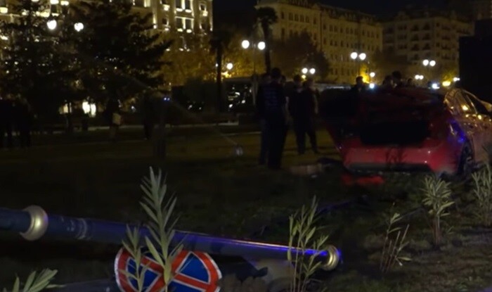 Bakıda maşın Qış parkına girdi - Video