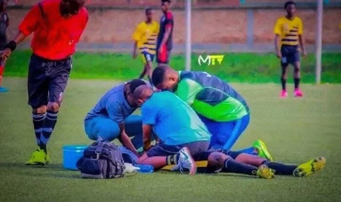 Futbolçu sikkə uddu, oyun zamanı öldü