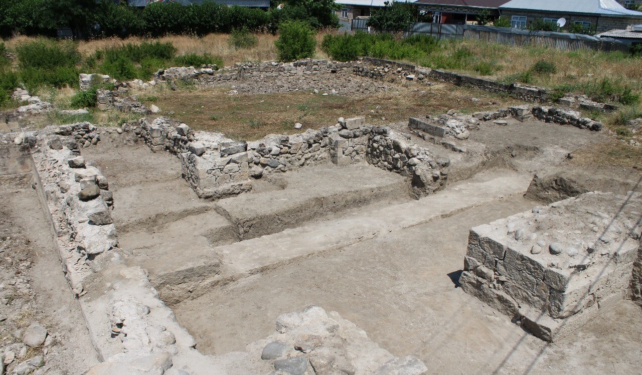 Şirvanda daş, Naxçıvan və Gəncədə kərpic...