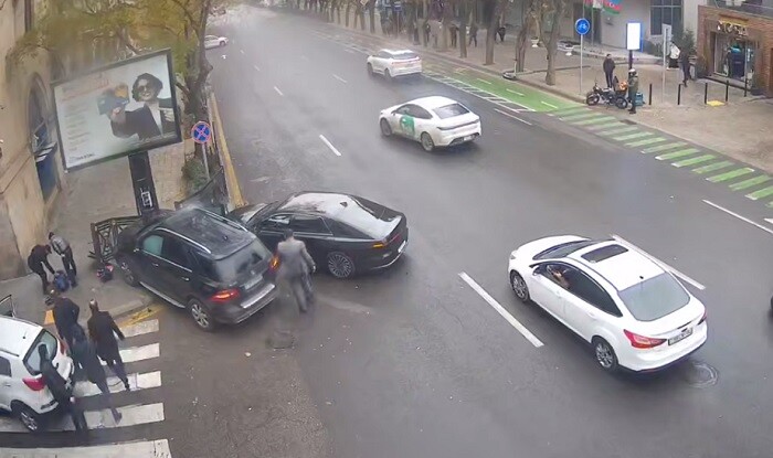 Bakıda ağır qəza: Məhəccər uşağın üstünə aşdı - Video