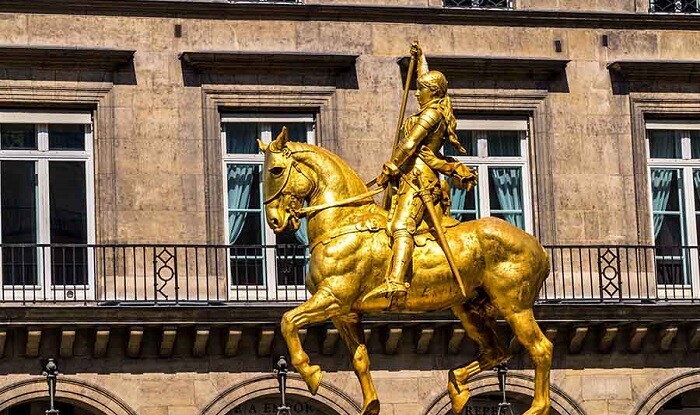 Parisdə Janna Darkın “qılıncı” oğurlandı