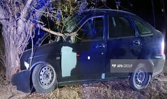 "Priora" ağaca çırpıldı: ata və oğlu öldü - Foto