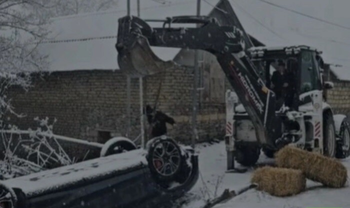 Buzlu yolda sürüşən maşın dərəyə aşdı - Video