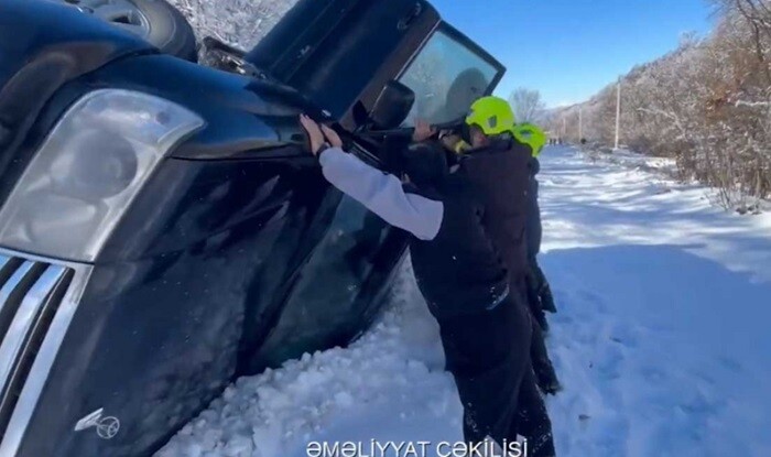 Buz bağlayan yolda “Toyota” aşdı - Video