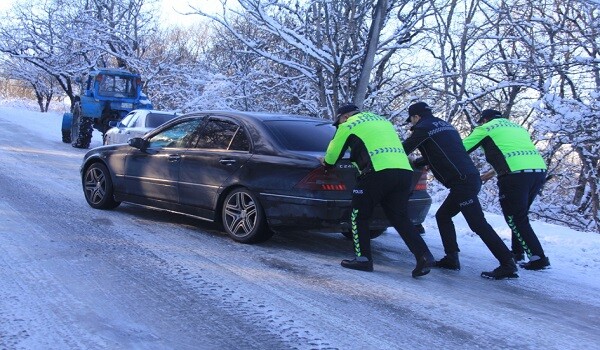 Ağsu dolaylarında qalanlara yardım edildi - Foto