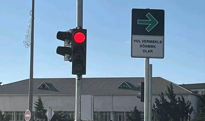 Bakıda yeni yol nişanları: "Qırmızı"da sağa dönmək olar - Foto