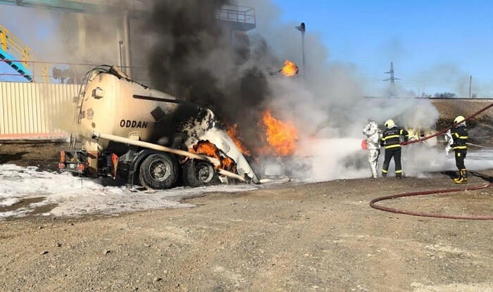 Yanacaq daşıyan maşın yandı, ölən var - Video