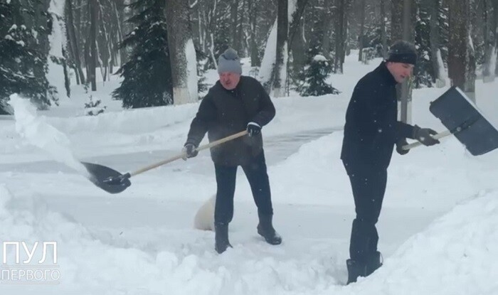Lukaşenko qar təmizləyir – Video