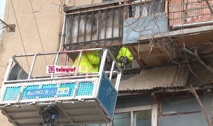 Bakıda binanın eyvanı uçdu - Foto