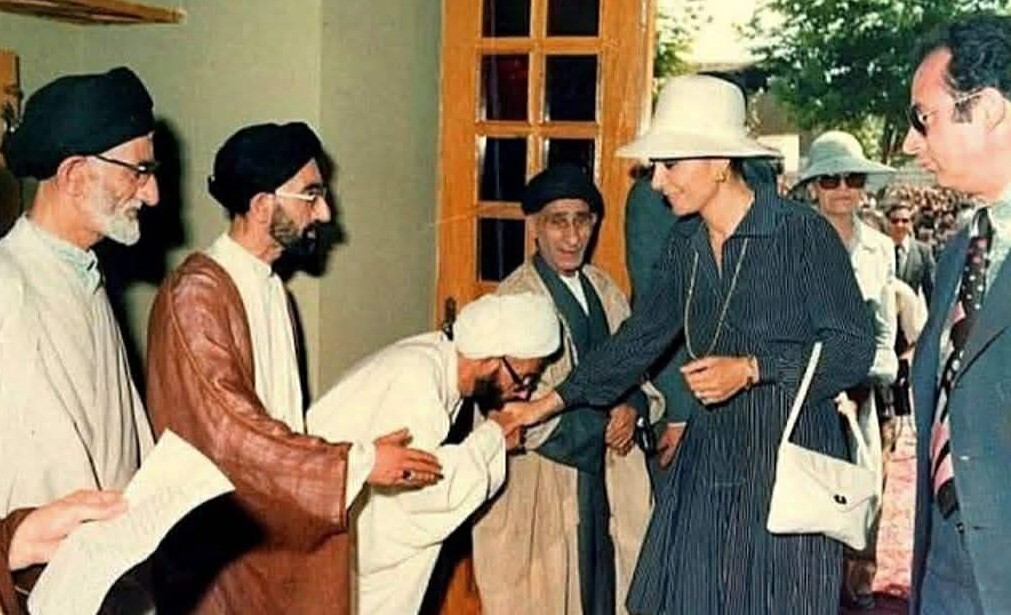 Xamenei Fərəh Pəhləvinin hüzurunda - Foto