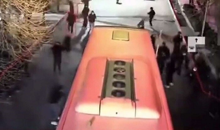 Etirazçılar polisə silah daşıyan avtobusa basqın etdi - Video