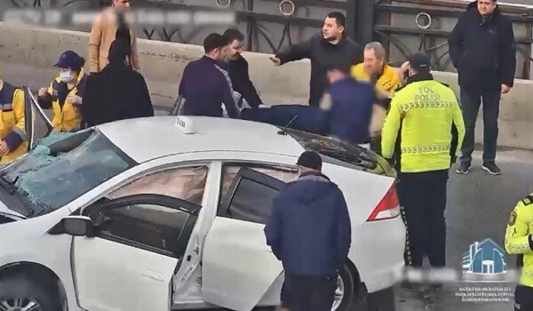 Bakıda ağır qəza: Maşın beton arakəsməyə çırpıldı - Video