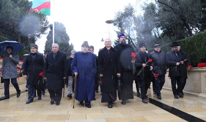 Şeyxə Şəhidlər Xiyabanında bu sualı vermək ayıbdır - Video