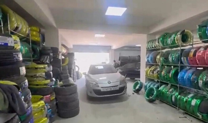 Avtomobil şinlərinin satışı anbarında yanğın təhlükəsi... - Video