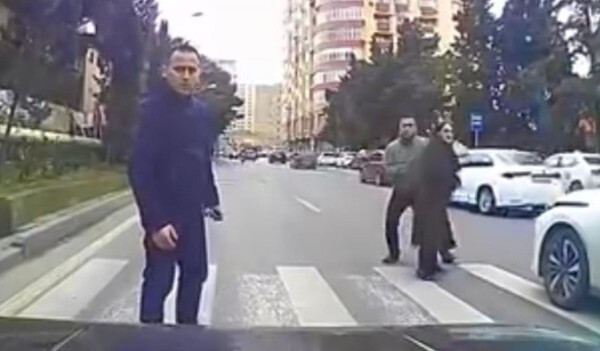 Piyada keçidində insident: Maşının üzərinə tullandı - Video