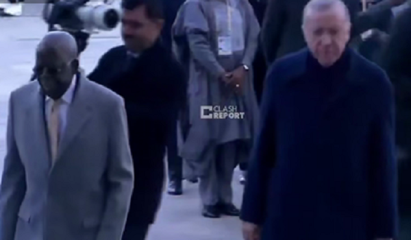 Nigeriya prezidenti Türkiyədə yıxıldı - Video