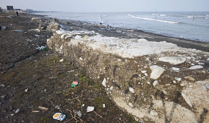 Xəzər geri çəkildi, nəhəng beton bünövrələr üzə çıxdı - Foto