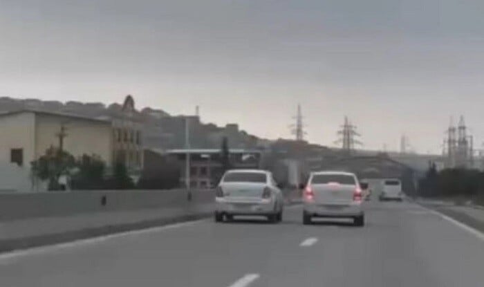 Yolda sürət yarışı təşkil edən sürücülər saxlanıldı - Video