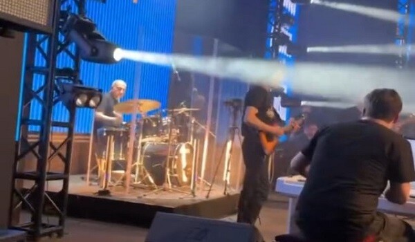 Paşinyan İrəvanda konsert verdi - Video