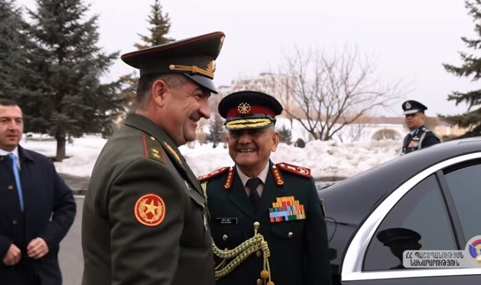 Hind general İrəvanda təmtəraqla qarşılandı - Video