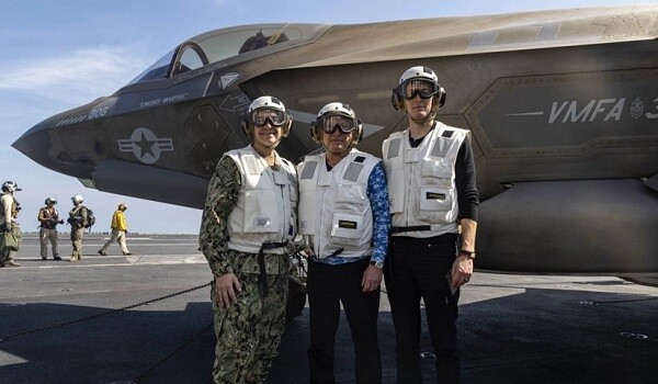 Uitkoff və Kuşner Ərəb dənizindəki ABŞ gəmisində - Foto