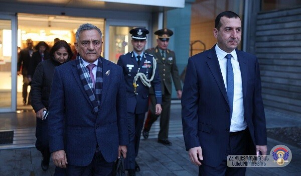 Hind general 7 gündür Ermənistandadır: silahlara baxdı - Video