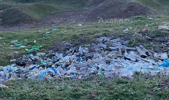 Ərazi zibil içində batır, sədr “xəbərçini” axtarır - Foto