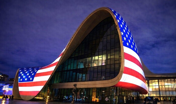 Heydər Əliyev Mərkəzi ABŞ bayrağı ilə işıqlandırıldı