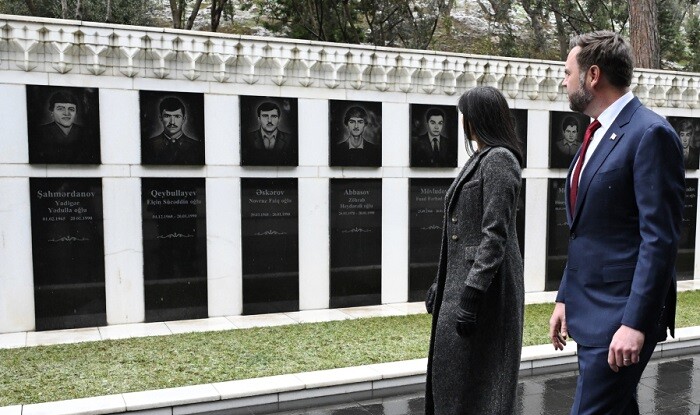 Vens və xanımı Şəhidlər xiyabanını ziyarət etdi - Video