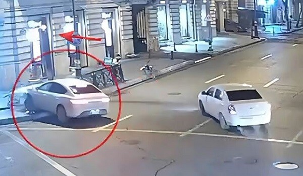 Bakıda "qırmızı"da keçən sürücü qəza törətdi - Anbaan video