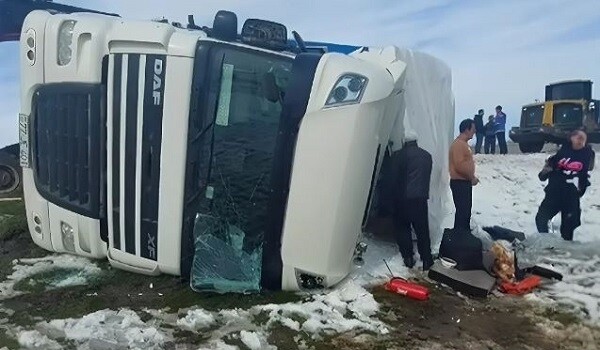 Bakı-Qazax yolunda ağır qəza: yük maşını aşdı - Video