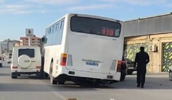 Avtobus 2 bahalı maşının arasında qaldı - Video