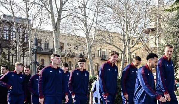 “Nyukasl”ın futbolçuları Bakı küçələrində - Foto