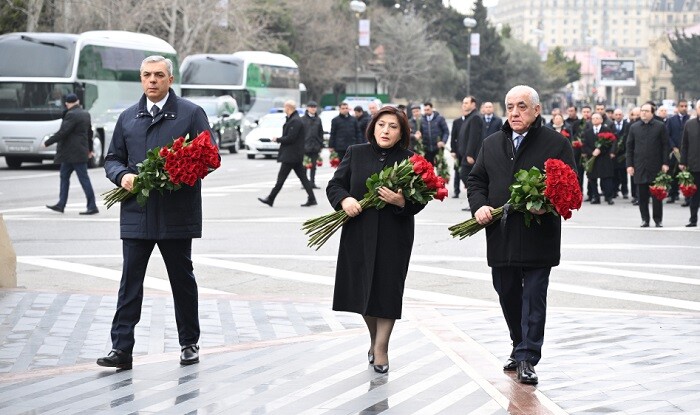 Dövlət və hökumət rəsmiləri Xocalı soyqırımı abidəsini ziyarət etdi