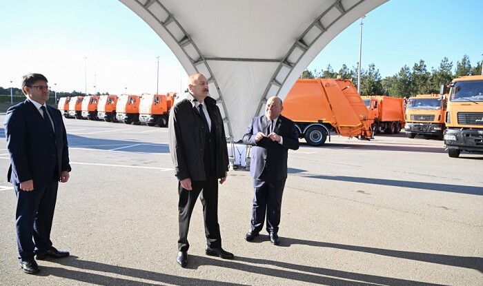 Prezident Bakıda məişət tullantıları daşıyan texnikalara baxdı