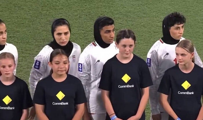 İranlı futbolçular himn oxumaqdan imtina etdilər - Video